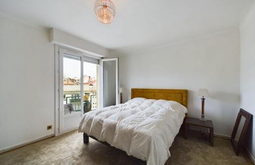 Epinal Apartment | Appartement spacieux plein centre, 6 personnes, 3 chambres, 3 Salles de bain, superbe vue Château