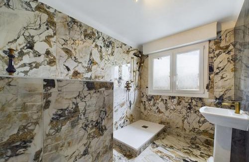 Epinal Apartment | Appartement spacieux plein centre, 6 personnes, 3 chambres, 3 Salles de bain, superbe vue Château
