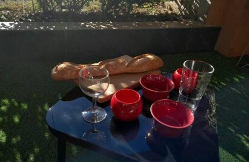 Carros Apartment | Appartement spacieux &très calme. Spacious & very quiet apartment.