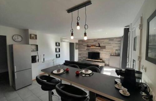 Carros Apartment | Appartement spacieux &très calme. Spacious & very quiet apartment.