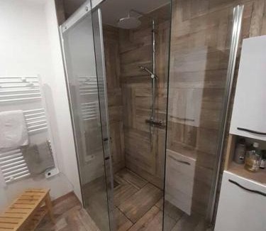 Carros Apartment | Appartement spacieux &très calme. Spacious & very quiet apartment.