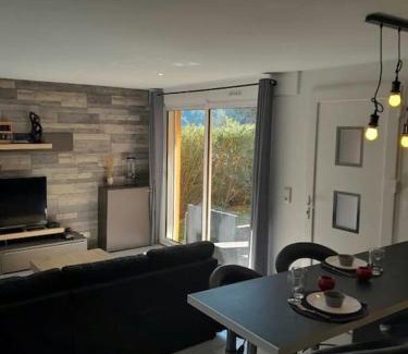Carros Apartment | Appartement spacieux &très calme. Spacious & very quiet apartment.
