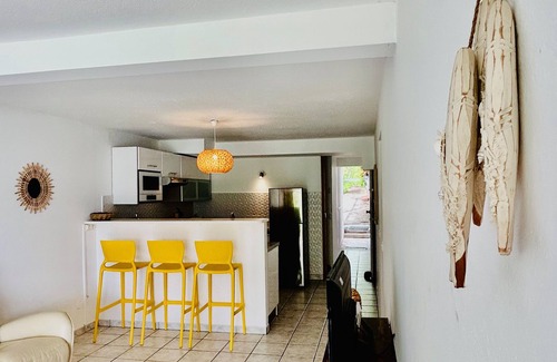 Pointe du Bout Apartment | Appartement sur le bord de la mer avec piscine partagée.