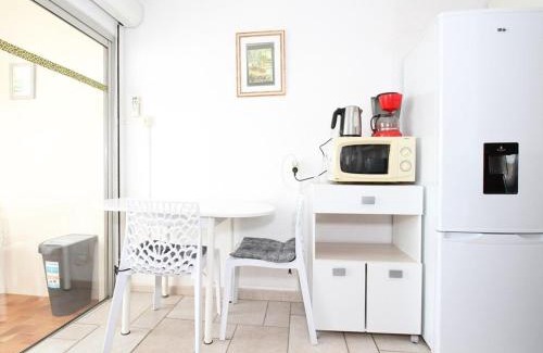 Balaruc-les-Bains Apartment | Appartement T1 confortable - climatisé, proche des thermes, avec loggia et équipements modernes - FR-1-553-10