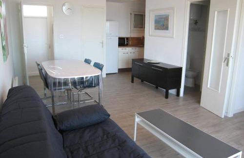 Saint-Cyprien Plage Apartment | Appartement T2 rénové, 4 couchages, parking, face plage, centre de Saint-Cyprien - FR-1-106-74