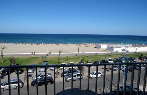 Saint-Cyprien Plage Apartment | Appartement T2 rénové, 4 couchages, parking, face plage, centre de Saint-Cyprien - FR-1-106-74