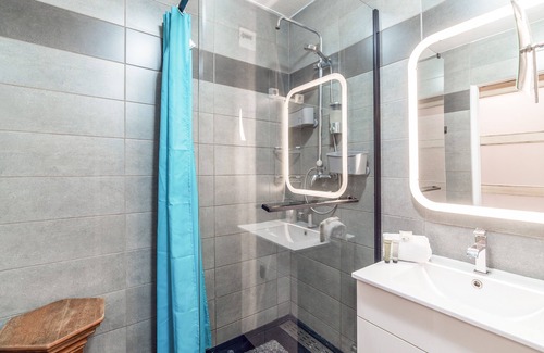 Yves Farge - Le Fleuve Apartment | Appartement Tenente - Welkeys