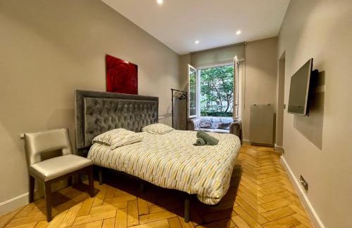 Champs-Elysees Apartment | Appartement Tour Eiffel Montaigne