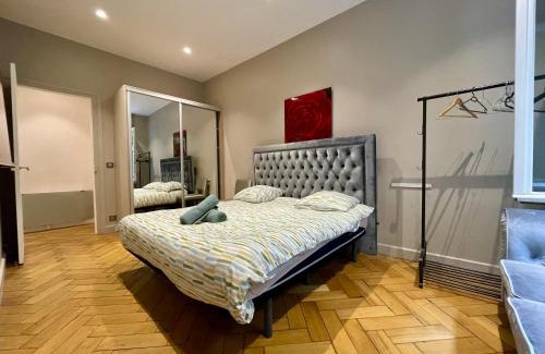 Champs-Elysees Apartment | Appartement Tour Eiffel Montaigne