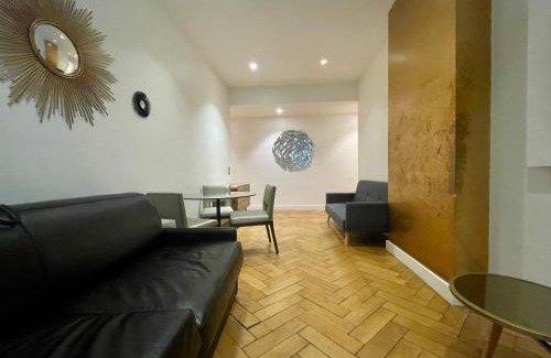 Champs-Elysees Apartment | Appartement Tour Eiffel Montaigne