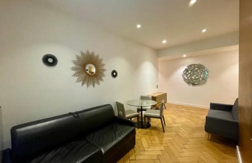 Champs-Elysees Apartment | Appartement Tour Eiffel Montaigne