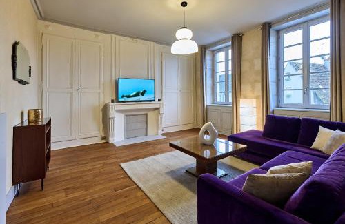 Nevers Apartment | Appartement Vivier - les suites du palais, parking privé, vue cathédrale,2 chambres, by PRIMO C0NCIERGERIE