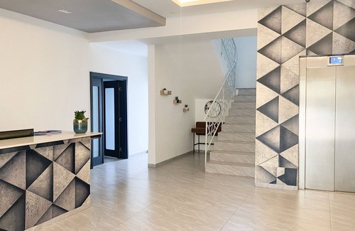 Point E Apartment | Appartements Avec Piscine, Salle de Sport à Loin de la Plage Avec 3 Chambres