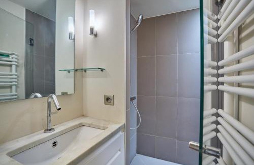 Quartier de l'Ecole-Militaire Apartment | Appartment St Germain des pres by Studio Prestige