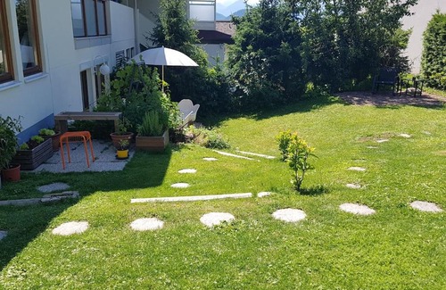 Velden am Worther See Apartment | Appartment WALD byTILLY - kleines Studioappartement in den Hügeln über Velden - idyllische Waldrandlage - Dachterrasse mit Blick in den Garten - 3 Autominuten ins Zentrum und zum Wörthersee - mit Parkplatz - Waschmaschine & Trockner - WLAN - Smart TV