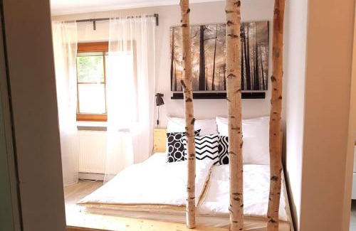 Velden am Worther See Apartment | Appartment WALD byTILLY - kleines Studioappartement in den Hügeln über Velden - idyllische Waldrandlage - Dachterrasse mit Blick in den Garten - 3 Autominuten ins Zentrum und zum Wörthersee - mit Parkplatz - Waschmaschine & Trockner - WLAN - Smart TV