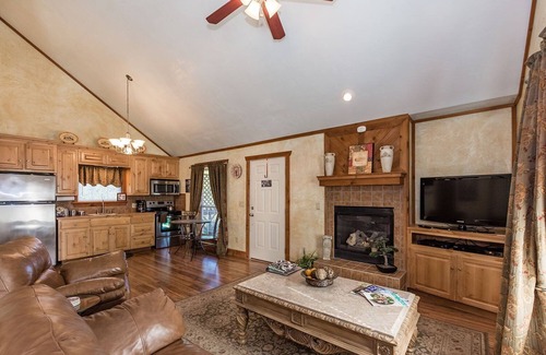 Fredericksburg Cottage | Appian Way Tuscan Cottage - Private Hot Tub - 4 min. to downtown - Wildlife