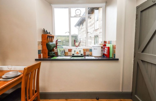 Teigngrace Cottage | APPLE BLOSSOM, pet friendly, with pool in Newton Abbot