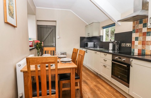 Teigngrace Cottage | APPLE BLOSSOM, pet friendly, with pool in Newton Abbot