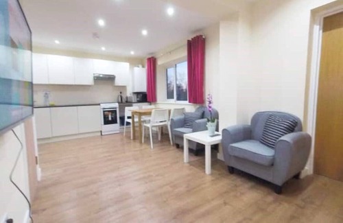 Hillingdon Apartment | Apple Garden A-3