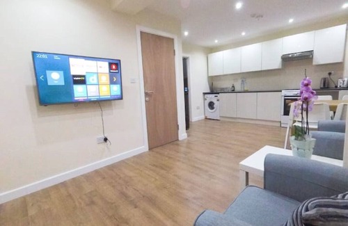 Hillingdon Apartment | Apple Garden A-3