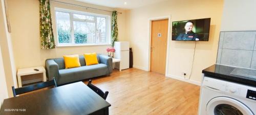 Hillingdon Apartment | Apple Garden B-4