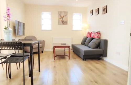 Hillingdon Apartment | Apple Garden B-5