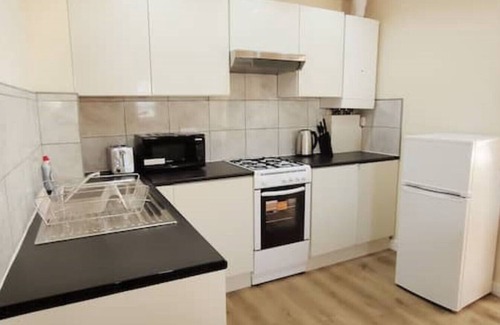 Hillingdon Apartment | Apple Garden B-5