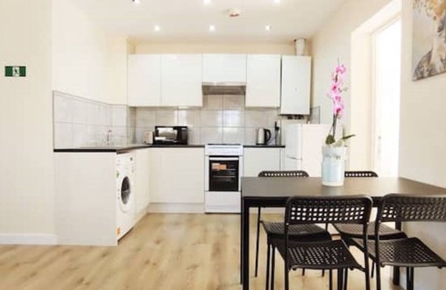 Hillingdon Apartment | Apple Garden B-5