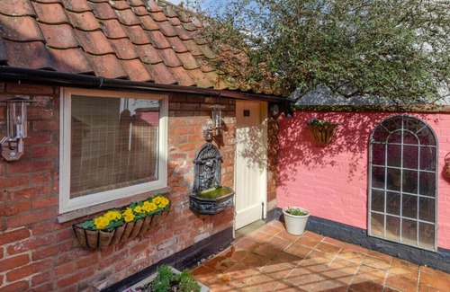 Saxlingham Nethergate House | Apple Tree Cottage - Two Bedroom House, Sleeps 4