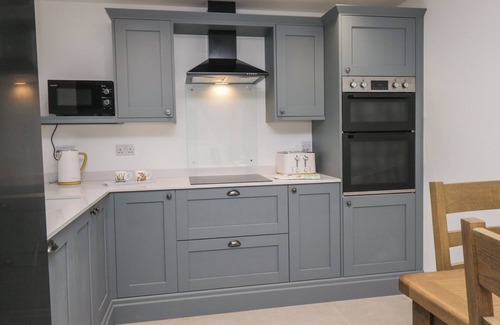 Dalton-in-Furness Cottage | APPLE TREE BARN, family friendly, with hot tub in Dalton-In-Furness
