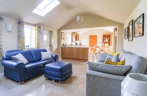 Low Catton Cottage | APPLE TREE COTTAGE, family friendly, with a garden in York