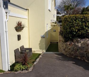 Torquay Apartment | Appletorre House Holiday Flats - Pet Friendly by arrangement and Private Parking