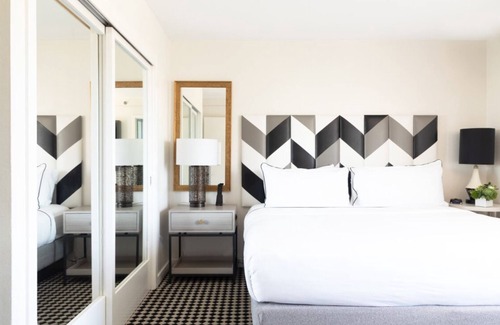 Norma Triangle Hotel | Appreciate the Beauty of Hollywood at an Exemplary Suite! Rooftop Pool, Balcony