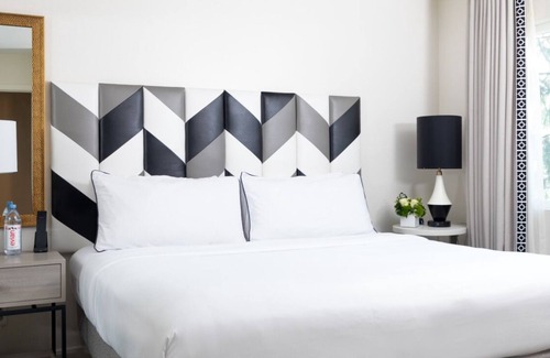 Norma Triangle Hotel | Appreciate the Beauty of Hollywood at an Exemplary Suite! Rooftop Pool, Balcony