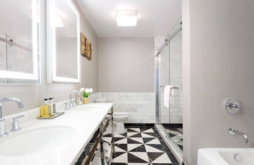Norma Triangle Hotel | Appreciate the Beauty of Hollywood at an Exemplary Suite! Rooftop Pool, Balcony