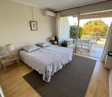 La Croix des Gardes Apartment | Appt Croix des Gardes Piscine 5 Mn plage
