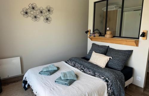 Arpajon-sur-Cere Apartment | Appt reposant entièrement équipé.