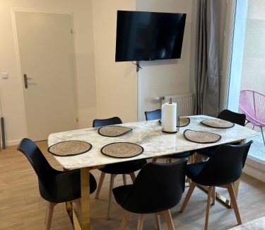 Le Blanc-Mesnil Apartment | Appt spacieux et calme prox Disney-CDG-Stade de France