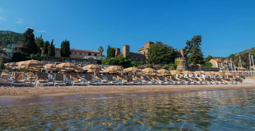 Mandelieu-La-Napoule Apartment | Appt T2 refait à neuf - vue mer dans résidence avec piscine