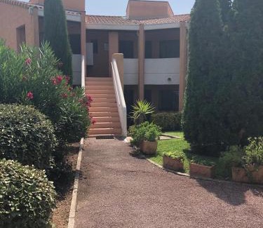 Mandelieu-La-Napoule Apartment | Appt T2 refait à neuf - vue mer dans résidence avec piscine