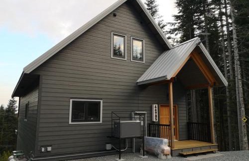 Hemlock Valley Ski Chalet | Après-Ski Lodge