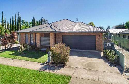 Mansfield House | Apres - Dog Friendly
