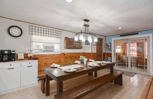 Laconia Apartment | Apres House – Sleeps 12 in Heart of Lakes Region!