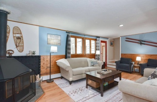 Laconia Apartment | Apres House – Sleeps 12 in Heart of Lakes Region!