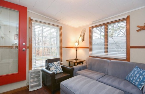 Laconia Apartment | Apres House – Sleeps 12 in Heart of Lakes Region!