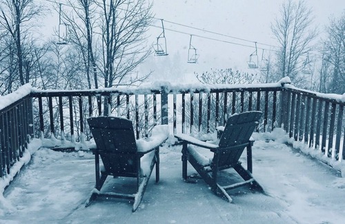 Hunter Condo | Apres Ski Luxury SKI-IN/OUT HUNTER MOUNTAIN Slopeside STEPS to Ski School Lodgen