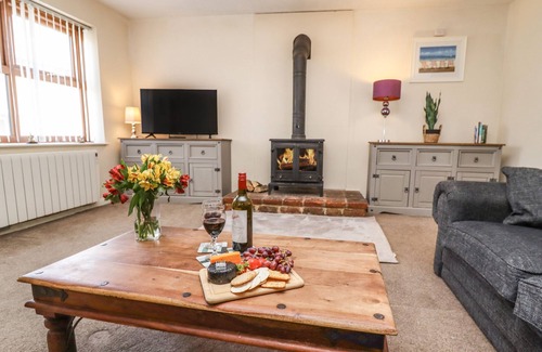 Folkton House | APRIL COTTAGE, family friendly, with hot tub in Filey