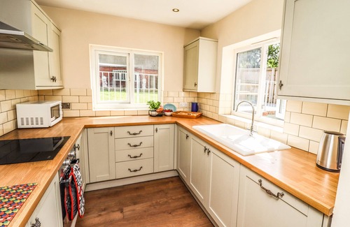 Folkton House | APRIL COTTAGE, family friendly, with hot tub in Filey