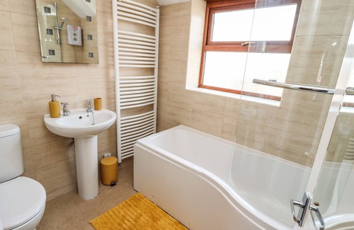 Folkton House | APRIL COTTAGE, family friendly, with hot tub in Filey
